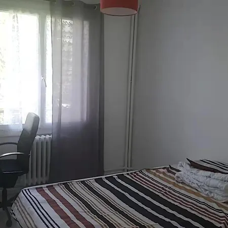 在奥利机场和巴黎市中心之间有免费停车场和花园的静谧温馨的家庭居所 Apartman *